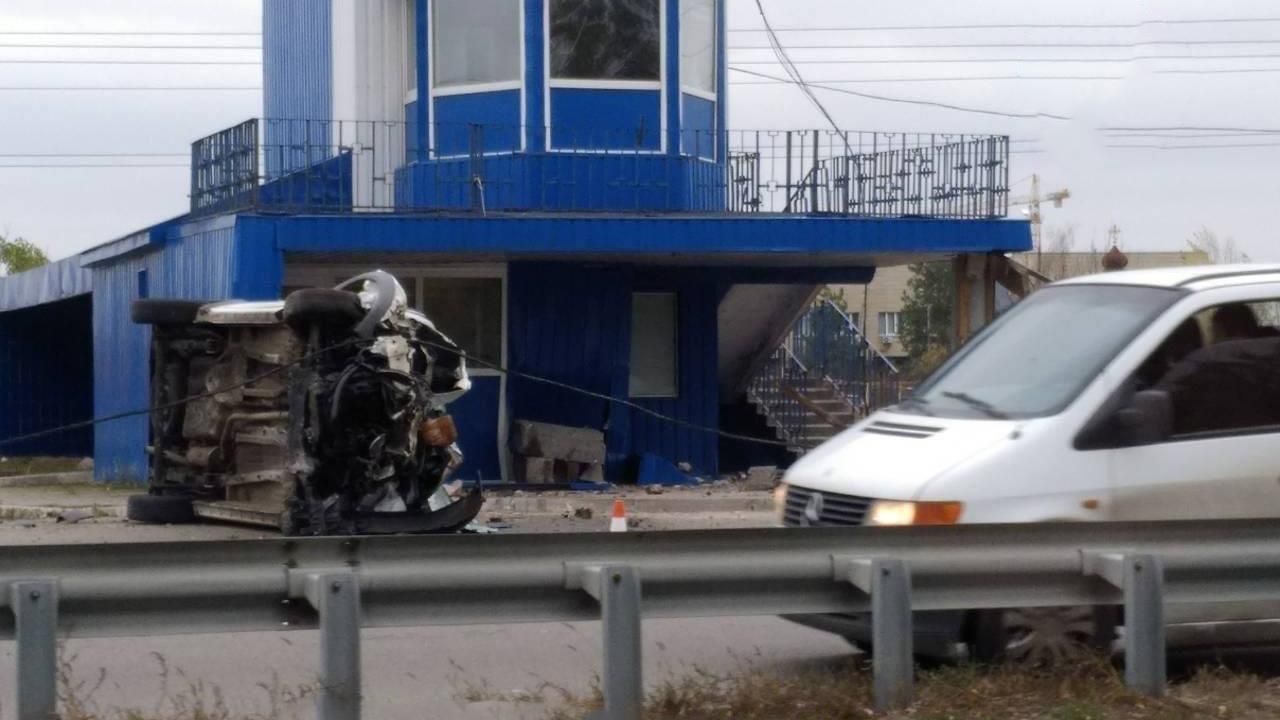Жахлива аварія на виїзді з Києва: авто влетіло у поліцейський пост 