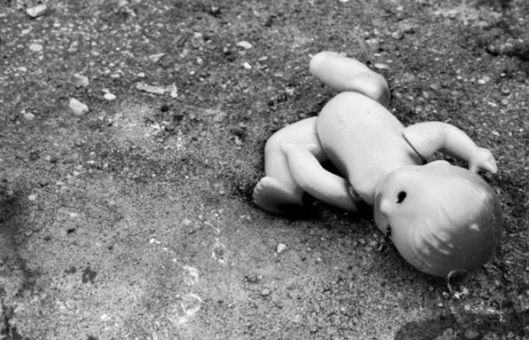 У Черкасах неповнолітня зарізала своє немовля та викинула в коробці У Черкасах неповнолітня зарізала своє немовля та викинула в коробці