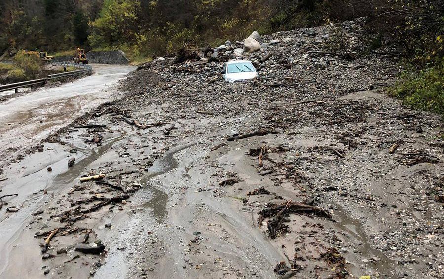 Часть Италии из-за масштабного оползня утонула в болоте: шокирующие фото и видео