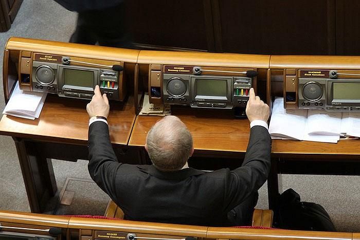 Поможет ли новая система для голосований за 5,7 миллионов гривен побороть кнопкодавство в Раде
