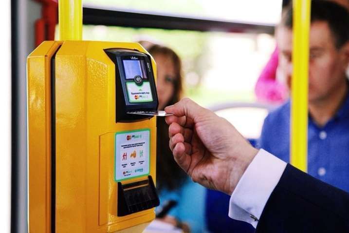Електронний квиток в транспорті Києва: коли він з'явиться та як на це реагують пасажири