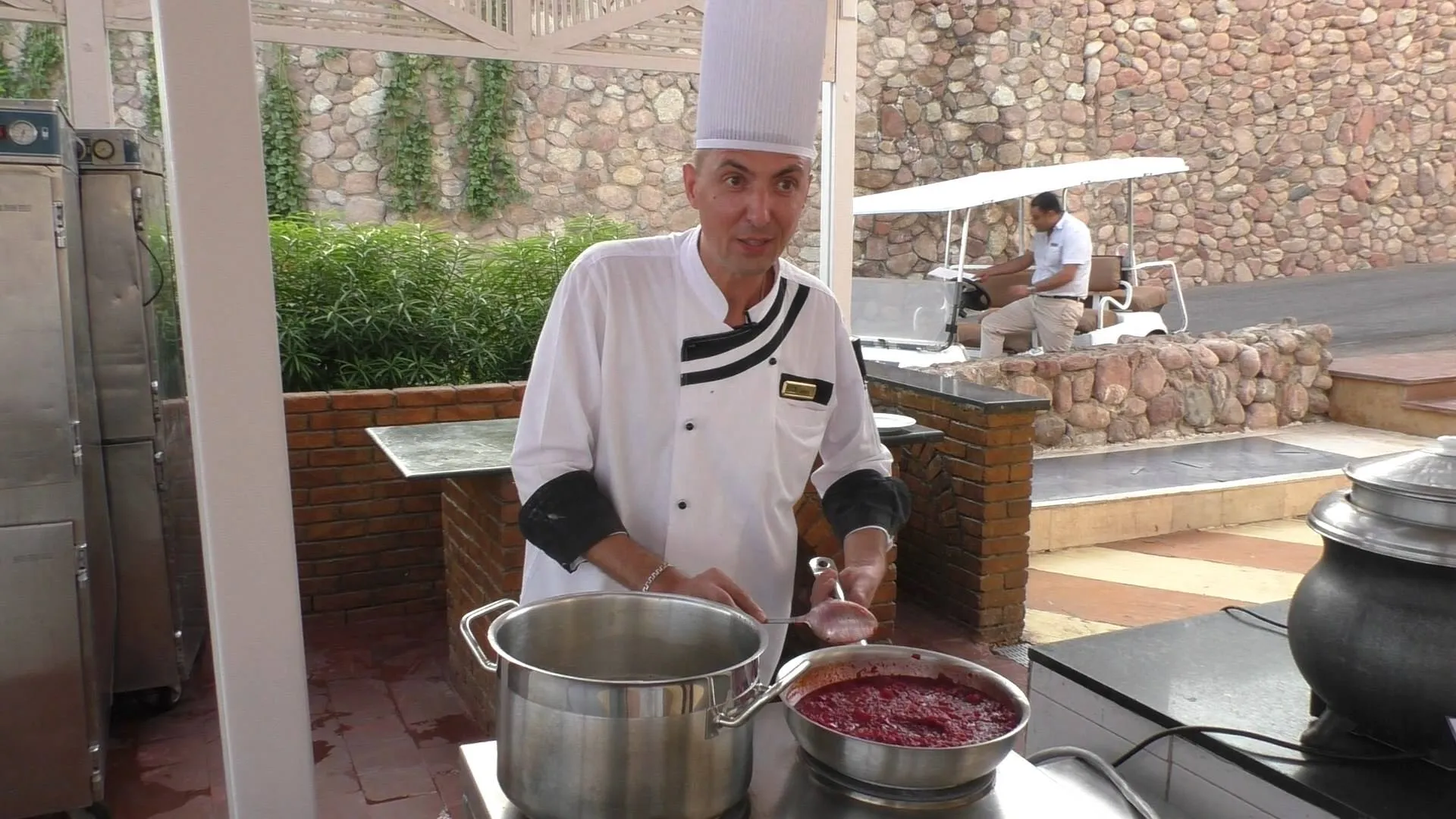 Денис Топчій готує борщ в єгипетському готелі