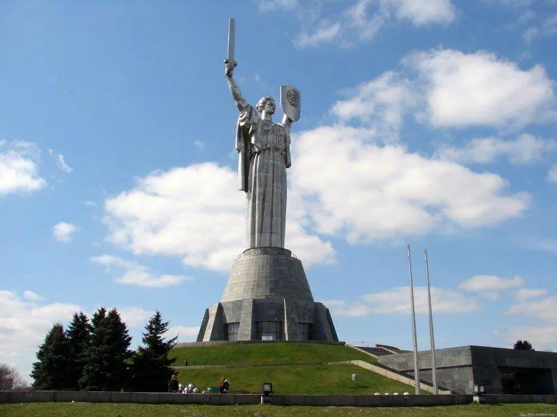 Статуя Батьківщина-мати в Києві