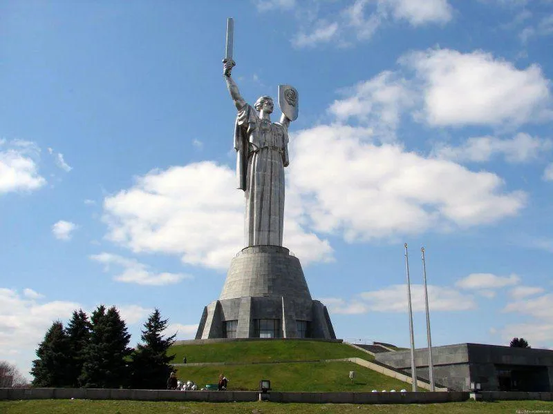 Статуя Батьківщина-мати в Києві Статуя Батьківщина-мати в Києві