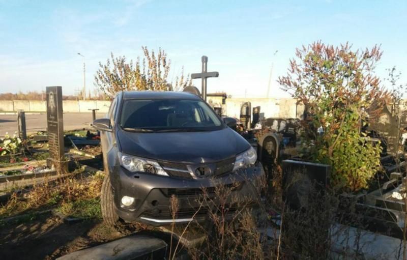 У Харкові священик Московського патріархату на авто в'їхав у пам'ятники на кладовищі
