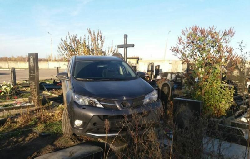 В Харькове священник Московского патриархата на автомобиле въехал в надгробия на кладбище