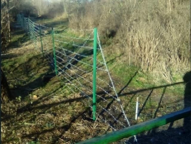 Россия отгородилась от боевиков на Донбассе забором с колючей проволокой: фотодоказательство Россия отгородилась от боевиков на Донбассе забором с колючей проволокой: фотодоказательство