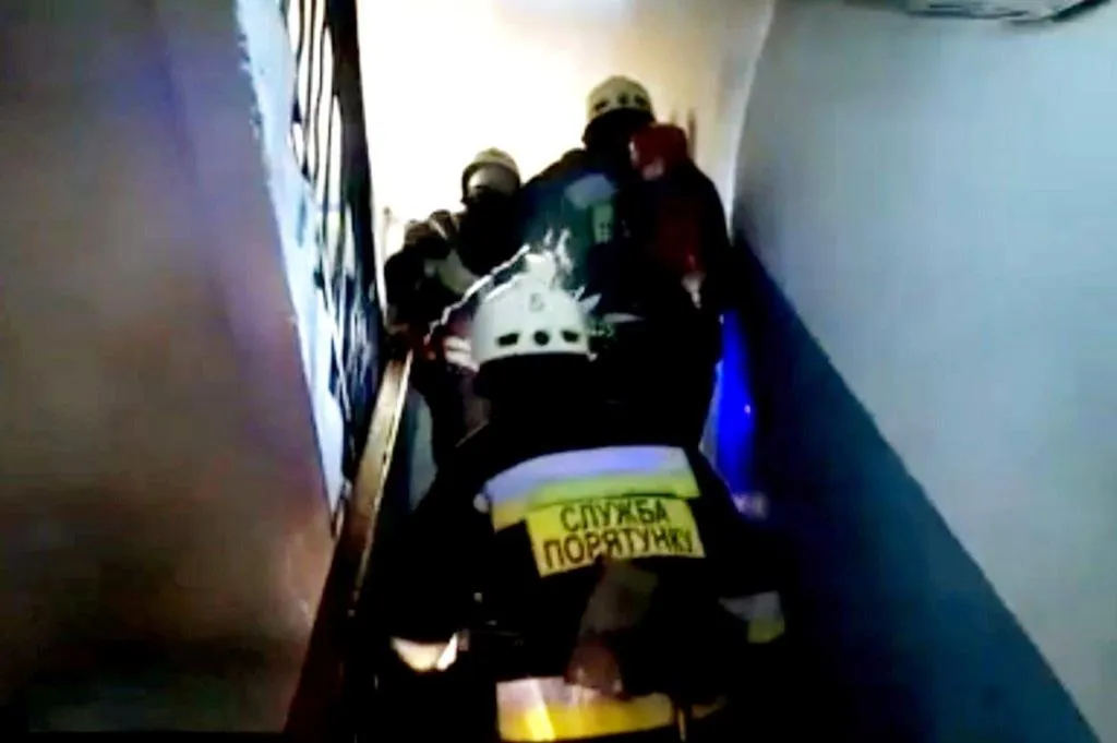 Рятувальники ліквідували пожежу в квартирі Рятувальники ліквідували пожежу в квартирі