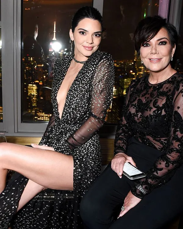 Кендалл Дженнер з матір'ю Кріс Дженнер Кендалл Дженнер з матір'ю Кріс Дженнер