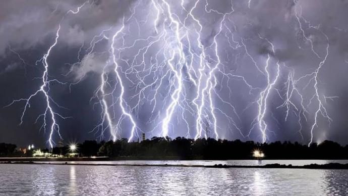На двох островах в Італії оголосили червоний рівень небезпеки через негоду На двох островах в Італії оголосили червоний рівень небезпеки через негоду