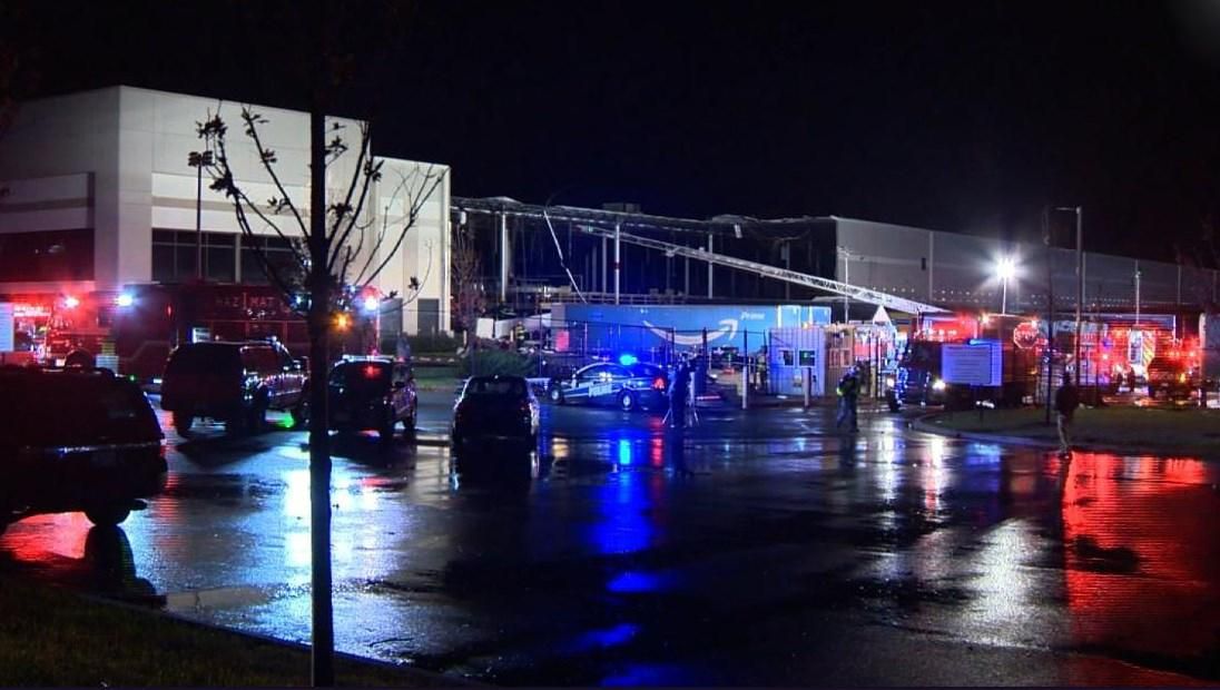 У США обвалилася будівля Amazon, є загиблі: фото та відео У США обвалилася будівля Amazon, є загиблі: фото та відео