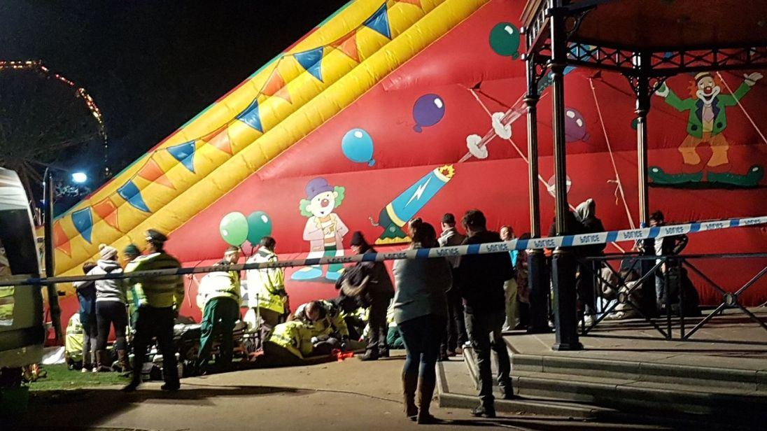 В Великобритании восемь детей пострадали из-за обрушения надувной горки на ярмарке