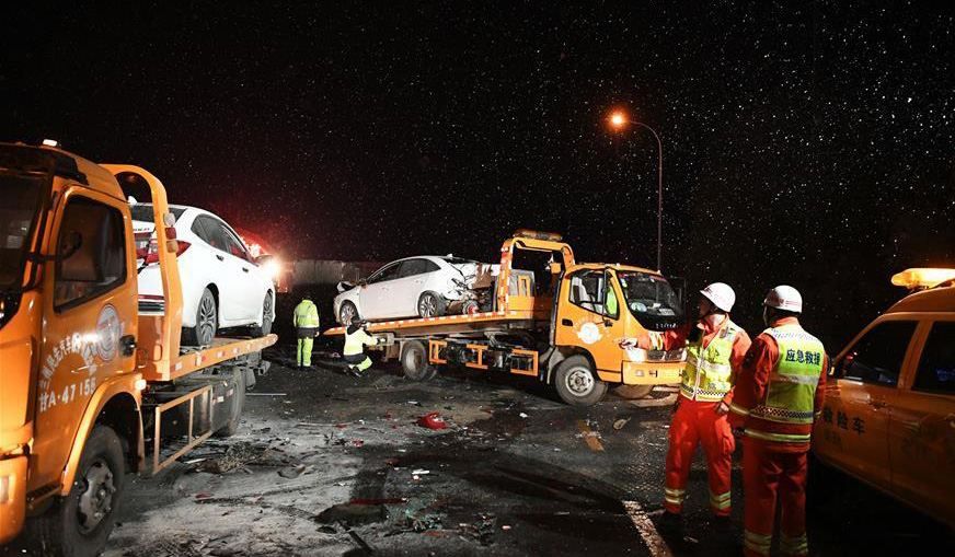 У Китаї вантажівка влетіла у 30 авто, багато загиблих і поранених: фото і відео