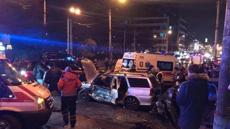 На Шулявському мосту у Києві сталася масштабна ДТП, є загиблий: фото та відео На Шулявському мосту у Києві сталася масштабна ДТП, є загиблий: фото та відео