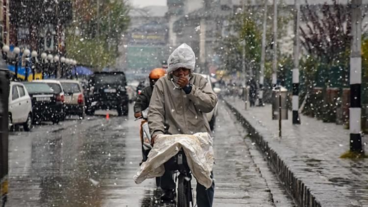 Індію раптово за 10 років засипало снігом: вражаючі фото та відео Індію раптово за 10 років засипало снігом: вражаючі фото та відео