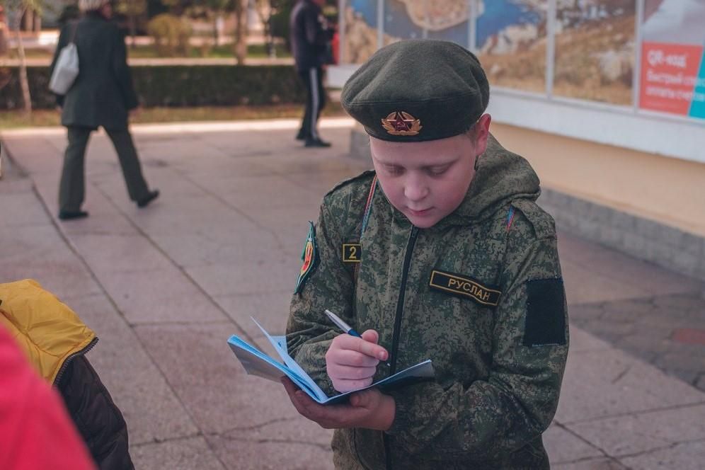 В санаториях в оккупированном Крыму детей одевают в военную форму: возмутительные фото