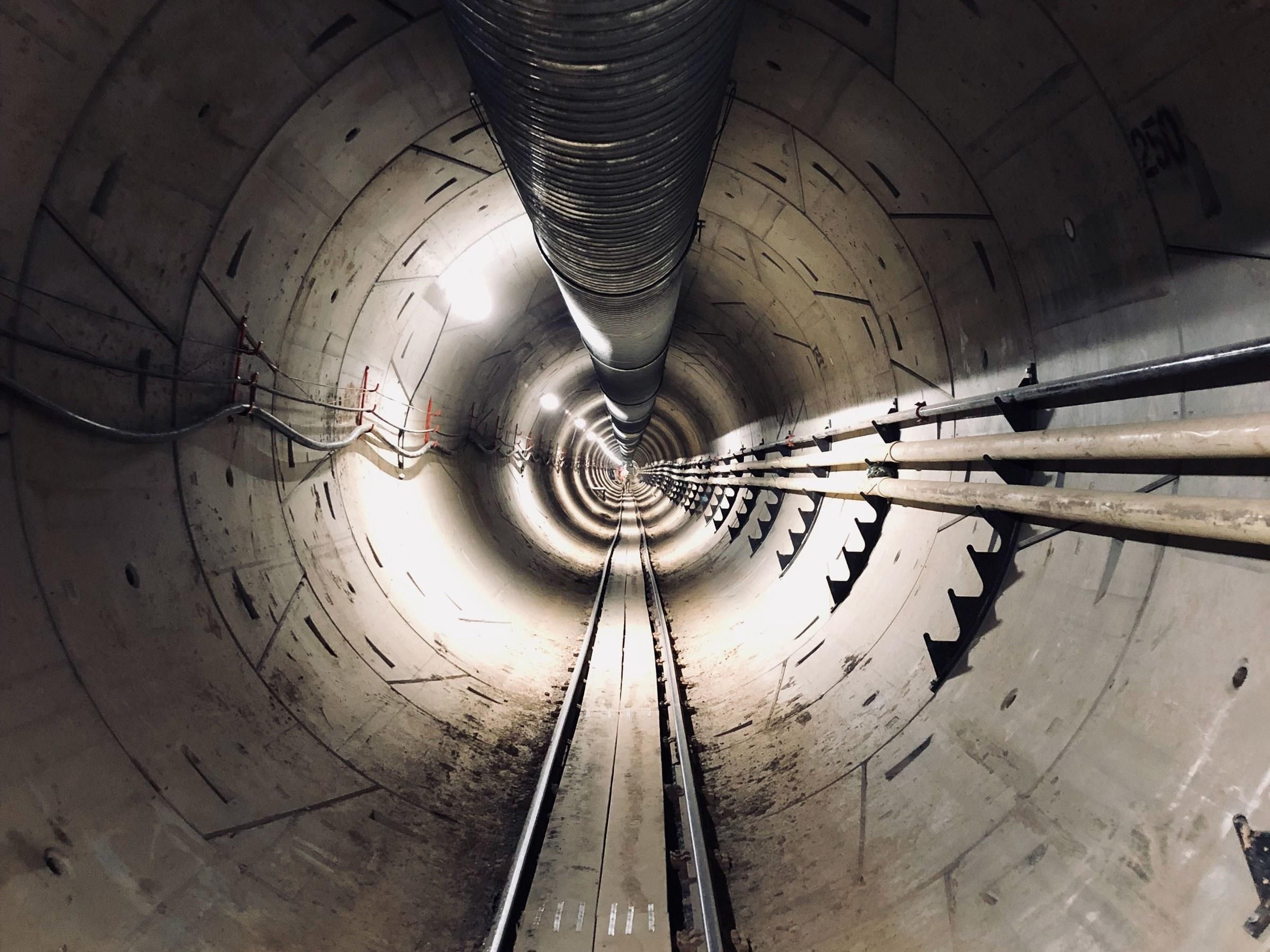 Ілон Маск показав підземний тунель під Лос-Анджелесом: відео