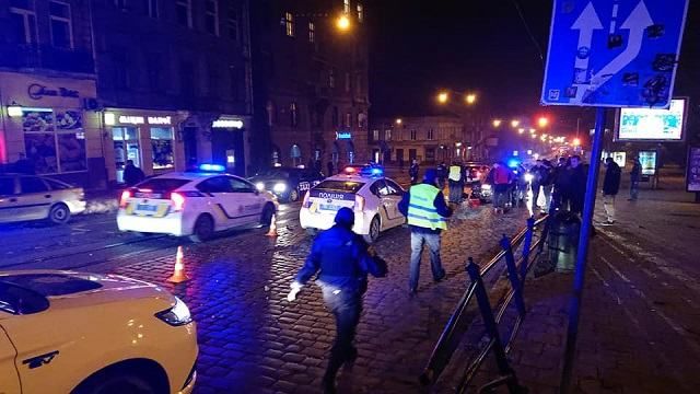 Во Львове во время бегства от патрульных нетрезвый водитель перевернулся на авто: видео