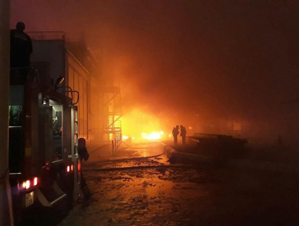 Масштабна пожежа на заводі під Одесою: фото та відео
