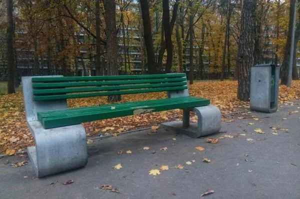 Київ дизайн лавка комунальники фарба ЖЕК скандал Київ дизайн лавка комунальники фарба ЖЕК скандал