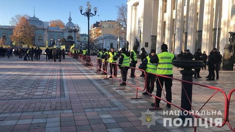 У Києві посилили охорону: під Радою протестують власники авто на єврономерах