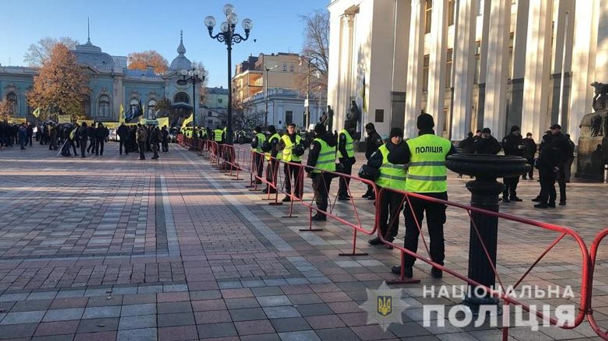 В Киеве усилили охрану: под Радой протестуют владельцы авто на еврономерах В Киеве усилили охрану: под Радой протестуют владельцы авто на еврономерах