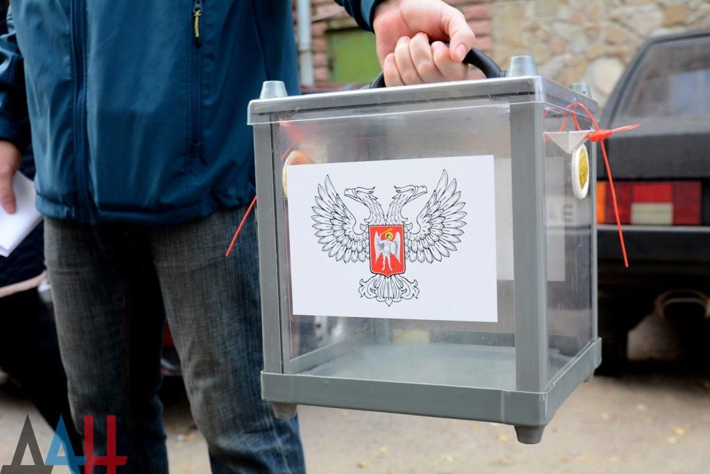 На Донбассе оккупанты досрочно начали свои "выборы": появились фото и видео