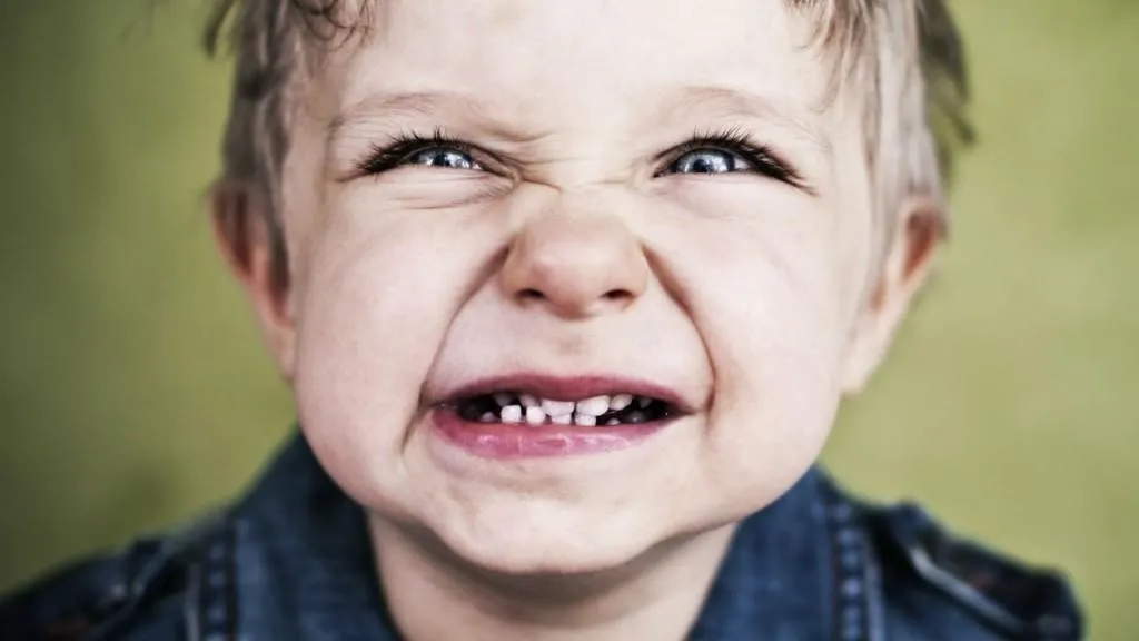 Що робити, коли дитина скреготить зубами