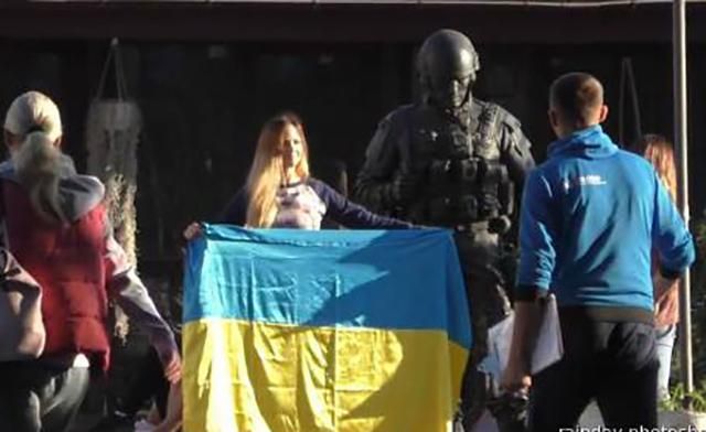 В Крыму на российскую блогерку с украинским флагом напали пенсионерки: видео