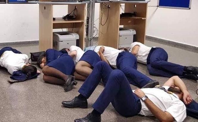 Удар по репутації: Ryanair звільнила робітників через фото,  на якому вони сплять на підлозі