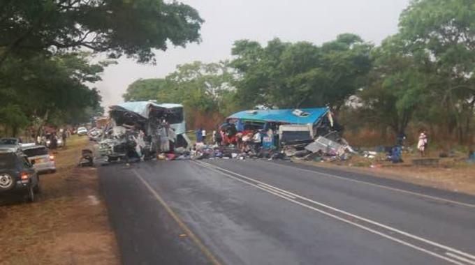 Смертельне зіткнення автобусів: майже 50 людей загинули в автокатастрофі у Зімбабве