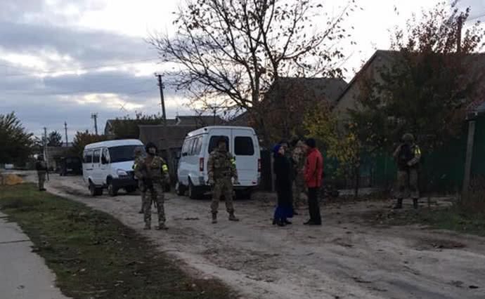 В оккупированном Крыму силовики задержали кримотатарську семью