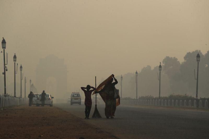 Столицу Индии охватил опасный токсичный смог: в чем причина