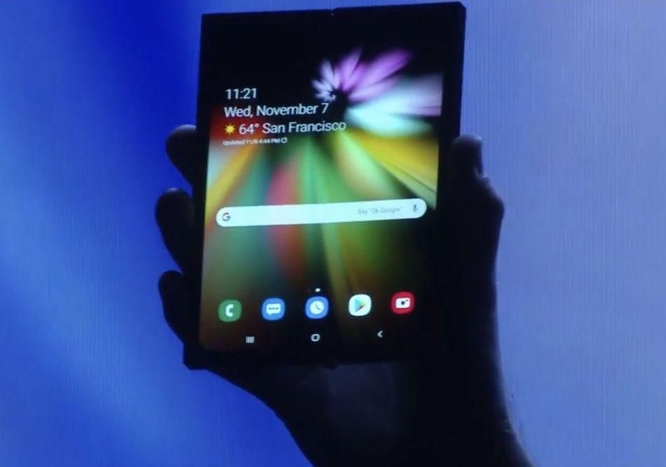 Samsung показала свой гибкий смартфон: фото и видео