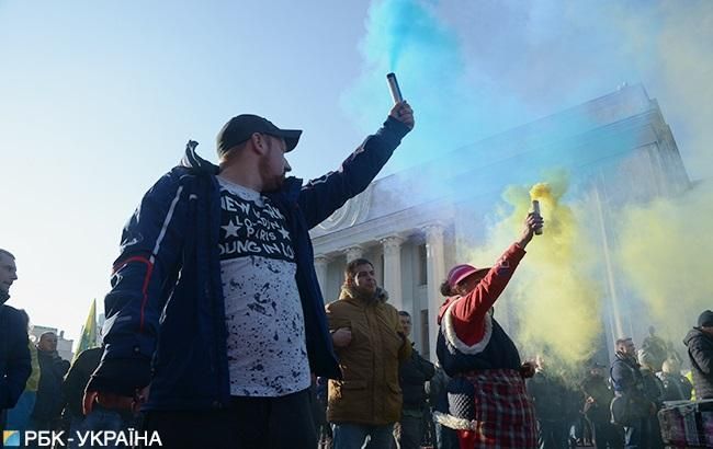 Під Радою власники "євроблях" закидали яйцями народного депутата