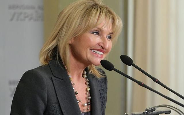 Жена Луценко пришла на работу в дорогущей обуви: фото Жена Луценко пришла на работу в дорогущей обуви: фото