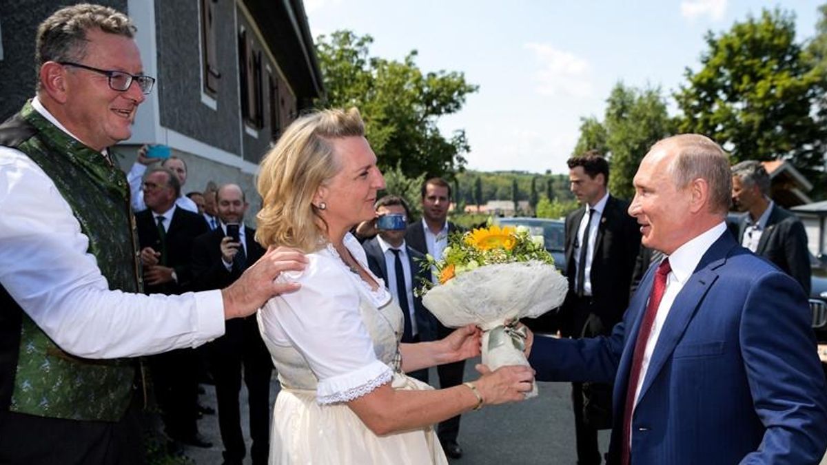 Голова МЗС Австрії, на весіллі якої був Путін, скасувала візит до РФ через шпигунський скандал Голова МЗС Австрії, на весіллі якої був Путін, скасувала візит до РФ через шпигунський скандал