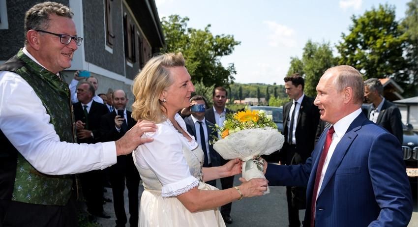 Глава МИД Австрии, на свадьбе которой был Путин, отменила визит в РФ из-за шпионского скандал