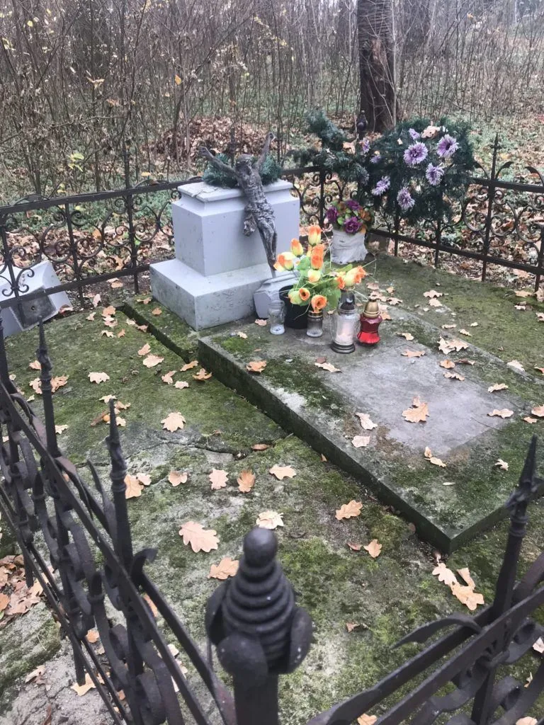 вандалізм Польща кладовище пам'ятник священник