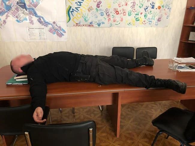 Майор полиции, которого поймали на заоблачной взятке, оказался помощником нардепки Черновол