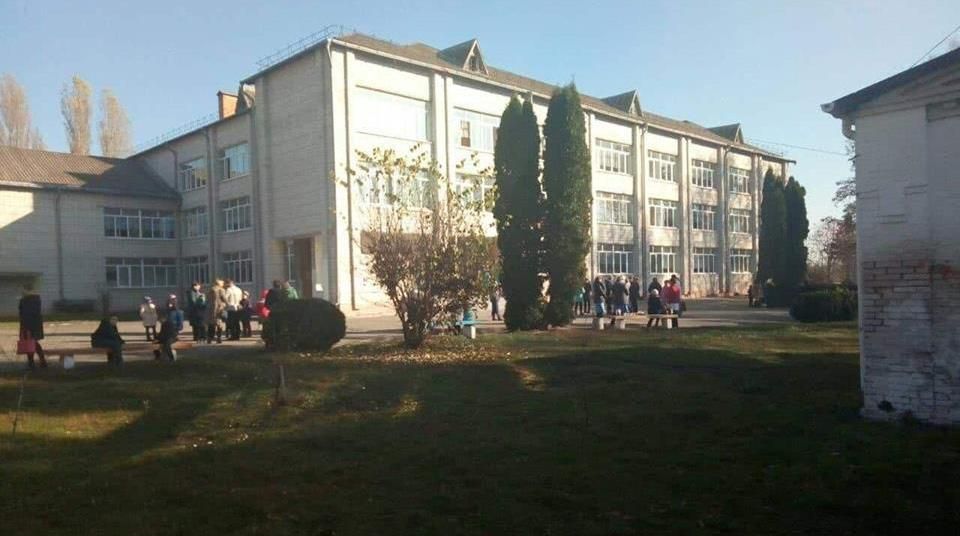 В школе на Киевщине подросток распылил газ: девять человек попали в больницу