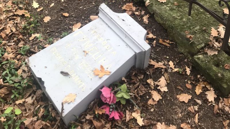 В Польше уничтожили памятники над могилой украинского священника и его семьи: фото В Польше уничтожили памятники над могилой украинского священника и его семьи: фото