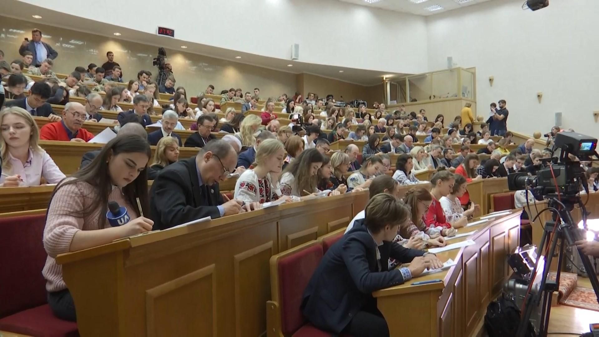 День української мови: як міністри та студенти писали диктант національної єдності