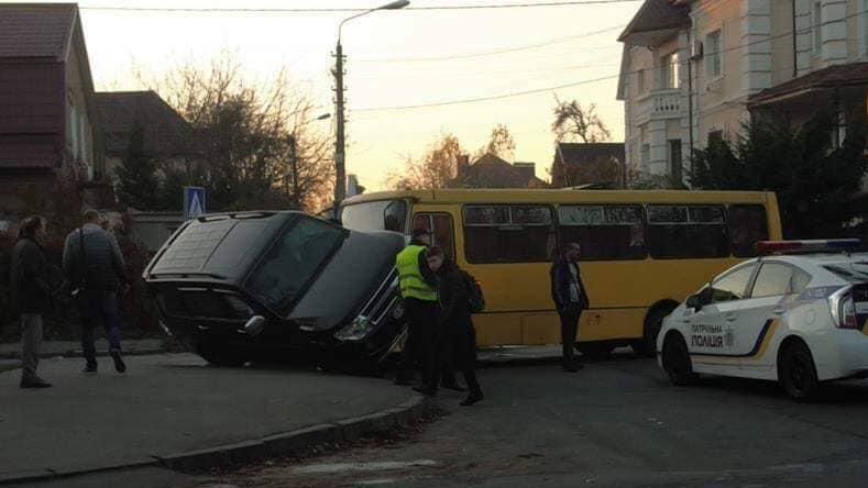 Маршрутка з пасажирами зіткнулася з позашляховиком у Києві: є госпіталізовані Маршрутка з пасажирами зіткнулася з позашляховиком у Києві: є госпіталізовані