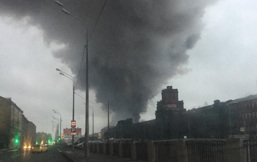 У Санкт-Петербурзі масштабна пожежа в гіпермаркеті: майже тисяча евакуйованих