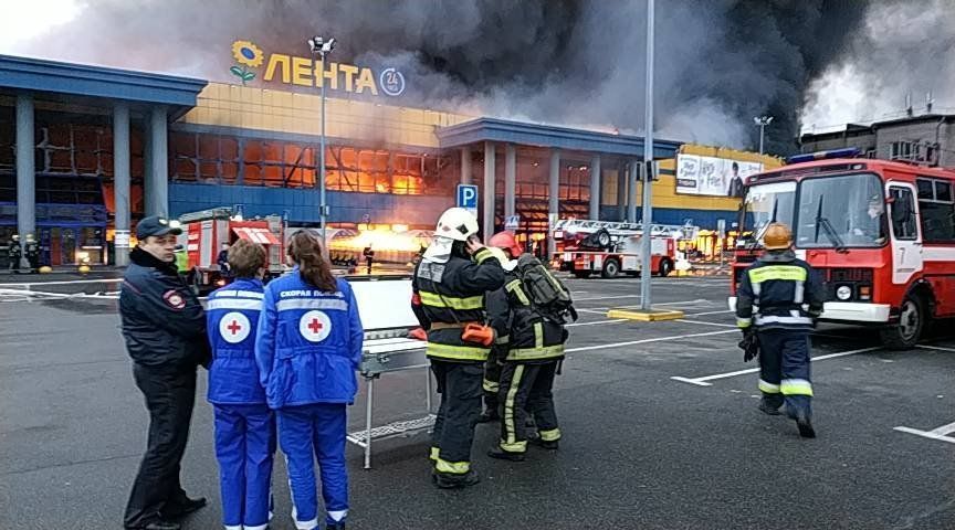 Пожежа у гіпермаркеті Петербурга: є постраждалі, відома причина займання