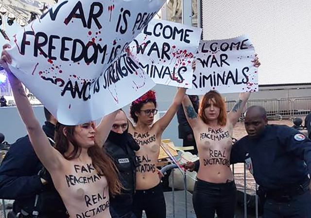 Femen влаштували у Парижі "голий" протест проти приїзду "воєнних злочинців": фото