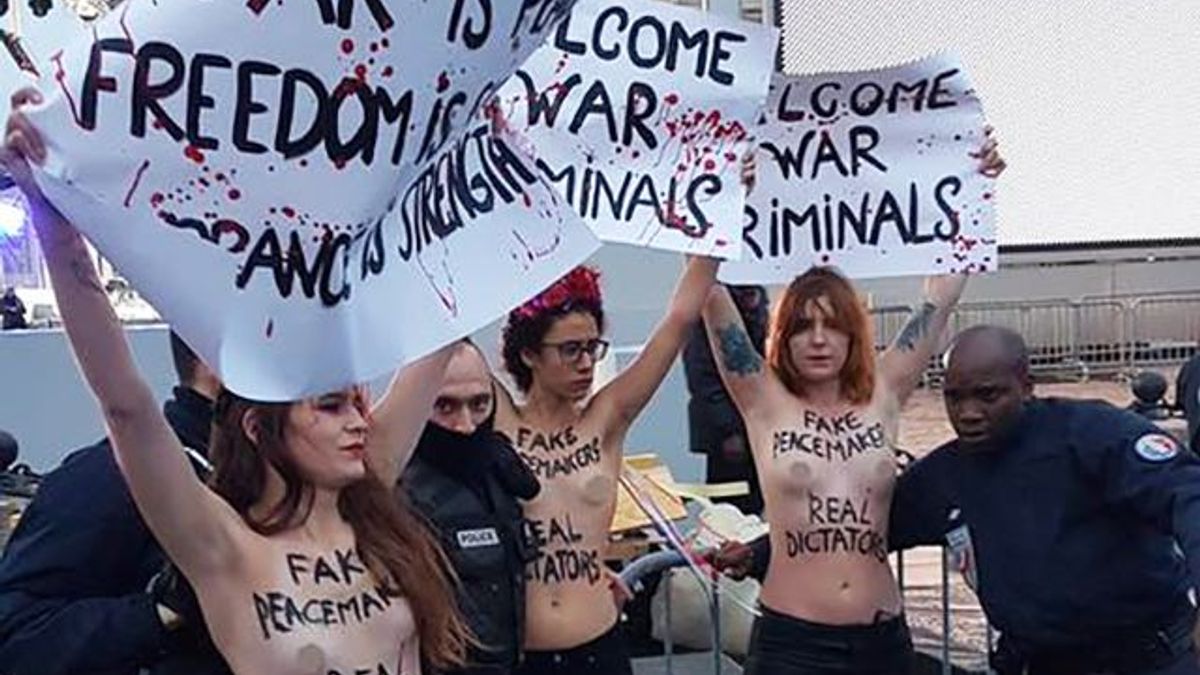 Femen устроили в Париже "голый" протест против приезда "военных преступников": фото