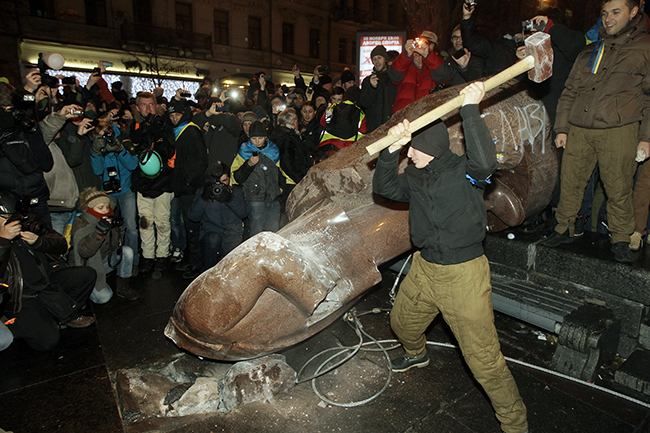 Що роблять з поваленими пам’ятниками Леніну в Україні