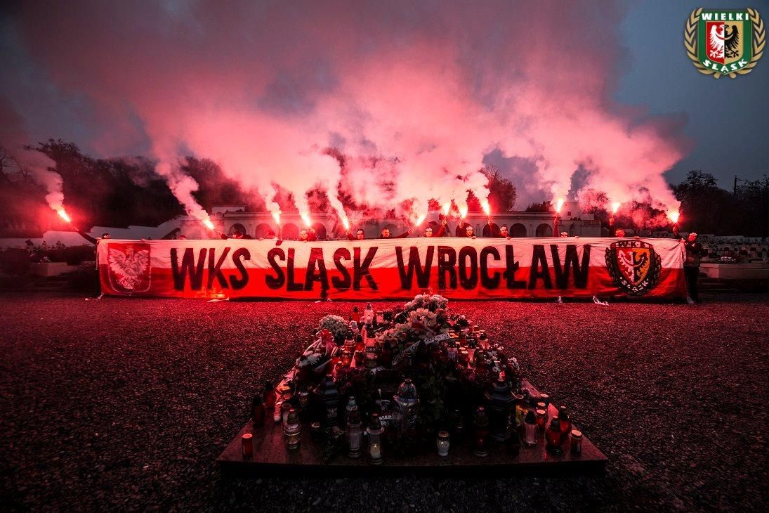 Польские футбольные фанаты жгли файеры и развернули баннер на кладбище во Львове: фото